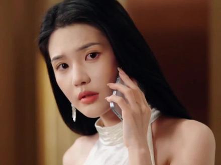 成年人的世界,有太多的不如意无法和身边的人诉说,所以本能的排斥高消耗、有评判、带功利的线下社交。树洞网聊,反而成了更安全也更舒适的选择。#锦子 #王译磊 #树洞恋人 #治愈短剧 #因为一个片段看了整部剧