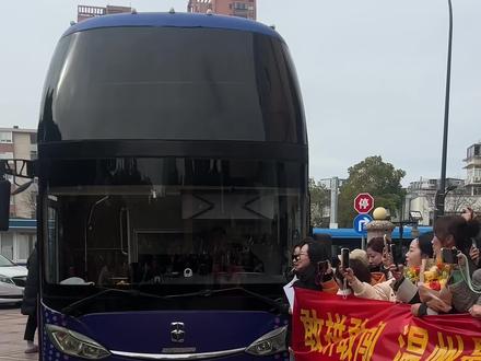 浙BA温州联队所向披靡 胜利归来万众瞩目,球迷自发迎接英雄们凯旋!#浙BA#温州