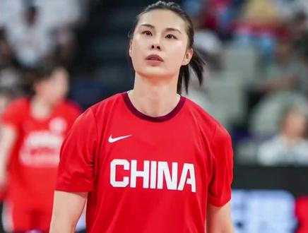 根据2026年2月中旬的消息,王思雨已经入选了中国女篮参加热身赛的名单,并且在对阵国际联队的比赛中替补登场,贡献了8分、1个篮板和1次助攻。
#王思雨 #李梦 #李月汝 #女篮 #中国女篮