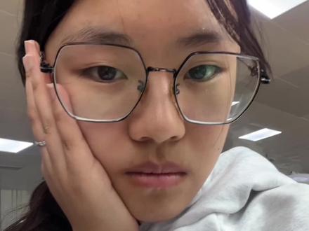 黄黑皮女大染发|和朋友👭一起变美也太快乐了吧! 没有漂 就这样轻松染到了黄黑皮的天菜发色,室友黑发直染都很显色,换个美美发色过春天咯~
#黄黑皮女大#染发教程#变装#忆丝芸染发膏#忆丝芸焦糖栗子