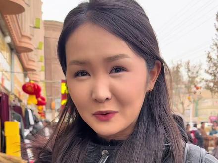 喀什街头买了包小时候的零食—100%纯土块!还是记忆中的那个味道,外地盆友们有吃过的不???想不想尝尝???#新疆 #喀什 #喀什美食 #过年吃什么不胖 #喀什古城