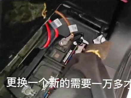 #瓦尔塔电瓶 保时捷卡宴18年以后的换普通电池不行的,专用带有电脑板的专用电池,#保时捷卡宴 #汽车维修技术 切勿贪便宜只能去4S店换