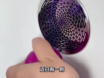 《尊界S800的音响单元罩伤人了》 近日,洋葱帝的测试,说他的手被尊界S800音响罩付出了血的代价,还有拿洋葱做了示范,洋葱被刮了一块皮,结果被尊敬S800车主打了洋葱帝的脸#鸿蒙智行#尊界s800