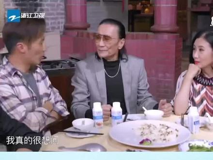 谢霆锋问谢贤:为什么总戴墨镜🕶️? #谢霆锋锋味派 #锋味派烤肠