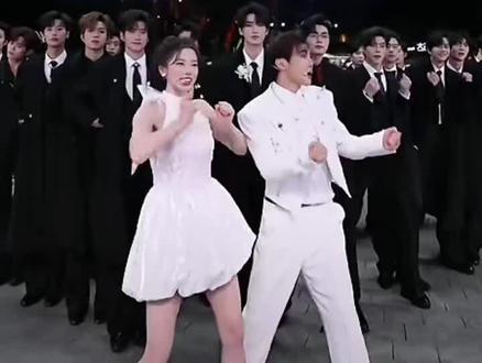 精彩!#龙浩天瑶瑶#舞蹈#户外直播#重庆酉阳#抖音小助手@龙浩天🐲 (4.10中午12点生日庆) @龙浩天妹妹🐰 @AI瑶瑶☀️