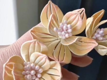 #非遗缠花 有姐妹问缠花和绒花的区别,缠的就是缠花,绒的就是马桶刷子花😂这款是缠花,简单易学。