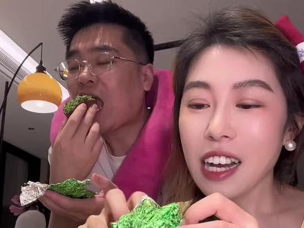 迪拜软曲奇的价格是终于打下来了!软糯Q弹的巧克力外皮包裹着酥酥脆脆的面包丝,口感丰富特别好吃! #巧克力 #迪拜巧克力软曲奇 #妈呀太香了