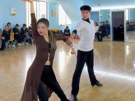 💃🏼SA世澳艺舞💃🏼
重庆渝乐原创桑巴《郎的诱惑》下半部分口令视频来啦来啦👏👏👏🔥🔥🔥#SA世澳艺舞 #成人拉丁舞 #零基础学拉丁舞 #零基础教学 #舞蹈视频