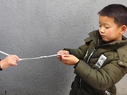 试吃网红拉丝老酸奶,三种口味有嚼劲,真的能拉很长,太好玩了 #食玩 #老酸奶 #糖果