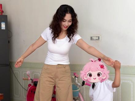 八百多万人观看的维吾尔族妈妈和汉族女儿舞蹈视频完整版出炉啦#六一儿童节 #维吾尔族姑娘 #混血宝宝 #亲子互动 #记录真实生活 @创作灵感小助手 #京东MALL618看球季