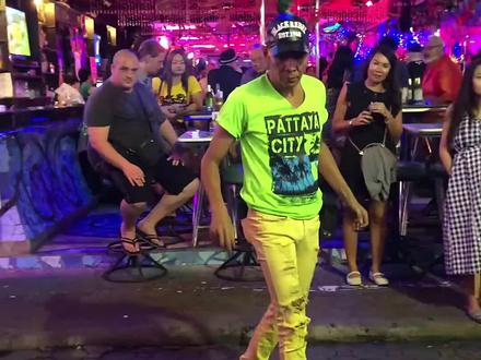 这老头的飞牌绝技终于破解了 #魔术表演#魔术教学