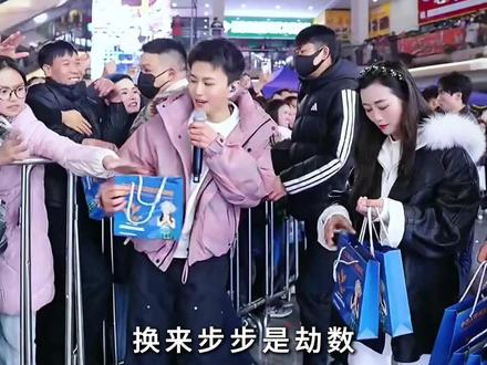 《还是决定分头走》 苏潇潇云南镇雄大舞台。。。。。。#乌蒙歌王#阿朱大舞台#镇雄大舞台#百姓大舞台想唱你就来@阿朱💋(金朱传媒)228 @苏潇潇