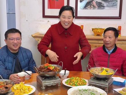 带你看看姥姥家的年夜饭都吃点啥?潘姥姥一家人给大家拜年啦!祝大家新的一年马上来财,马到成功!#潘姥姥#记录真实生活#终于轮到我晒年夜饭了#年夜饭主理人#封神年夜饭