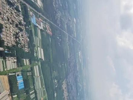 女士们、先生们:从山西太原飞往山东临沂的航班马上就要降落启阳国际机场。这里是临沂,这里是沂河。大美沂蒙欢迎您!