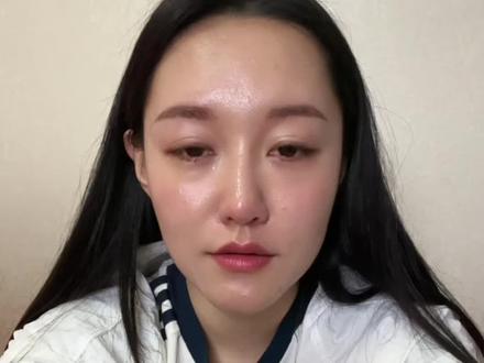 他说我从韩国回来就变了,希望大家能听完我的诉说,我不是从哪里回来或者一瞬间就死心的,而是几千个日夜一点点堆积出来的,我从来没想过要抹黑谁、控诉谁,我只是想替我这8年的青春、替我默默承受的所有伤痛,说一句真话!如果有人心疼我理解我,能不能在评论区告诉我,我该怎么做