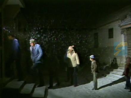 80年代#老影像里的过年仪式感 ,大年初一走街串巷去拜年,邻里乡亲见面第一句就是“过年好”,吃糖收压岁钱看新媳妇,真热闹!#山东dou知道 #春节守护计划