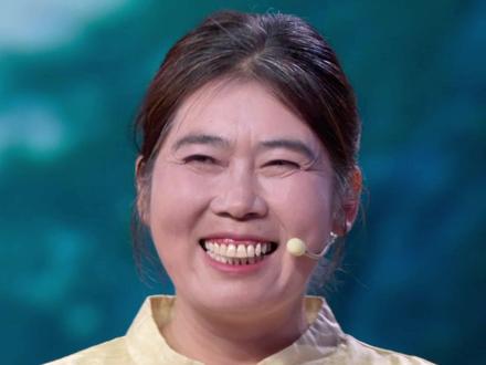 #农民诗人出诗集意外解锁绘画技能 出诗集的时候,田鼠大婶因为不会传照片,尝试把照片画出来,清新质朴的创作风格意外得到好评 #中华家庭诗词擂台赛 每周六20:30播出 #田鼠大婶 #田鼠大婶的日记