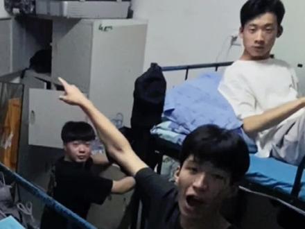 艾特出你们寝室不抽烟的舍友#男生宿舍 #迷惑行为大赏 @DOU+小助手