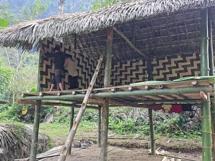 男孩和小雪正式搬到新房居住,建造新房围墙过程 #我的乡野山居生活 #山居生活 #竹建筑 #荒野建造