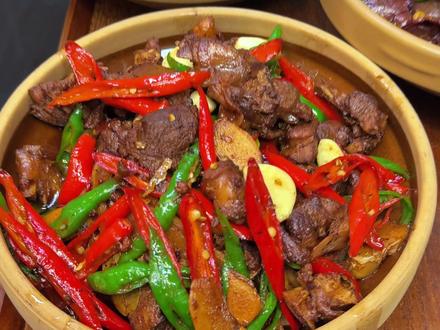 姐妹们开饭啦~今年的饭菜就做到这里为止,快来看看有没有你们爱吃的菜吧?提前祝我的网络饭搭子们元旦快乐,拥有一个美好假期,吃得饱饱,平安喜乐~#大蒜叶炒腊牛肉 #啤酒鸭 #青椒焖猪肚 #家常菜 #下饭菜