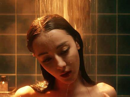 《枭起青壤》大结局,结局聂九罗露腰间胎记 林姨瞬间就泣不成声 黑白涧的瘴气尚未散尽,涧边的碎石上还凝着暗红的血痕。聂九罗扶着炎拓的手臂站起身,破碎的猎服袖口被风掀起,露出半截苍白却挺拔的腰肢。为了证明刀家血脉的纯粹性,她抬手拨开腰间凌乱的衣料,一枚铜钱大小的胎记赫然显现 —— 朱红底色上泛着淡淡的金纹,像极了传说中女娲土滋养出的纹路,与林姨藏在心底二十年的印记完美重合。
“你看清楚了。” 聂九罗的声音带着战后的沙哑,却字字清晰,“这不是地枭的封印,是刀家后人与生俱来的标记。”
林姨原本僵直的身躯猛地一颤,浑浊的眼睛死死盯着那枚胎记,瞳孔骤然收缩。她踉跄着上前半步,枯瘦的手指悬在半空,却不敢触碰,仿佛那是一碰就会碎裂的幻梦。二十年前,她在坑场的血泊中见过相似的纹路 —— 那是逐日族古老的预言标记,说拥有此纹者,既能毁灭地枭,也能救赎族群。她当年丢下的儿子脖颈处,就有一枚一模一样的胎记,只是颜色更深,像浸过黑白涧的寒水。
记忆如潮水般涌来:南山猎人的火把、儿子撕心裂肺的哭喊、李二狗温热的血囊、炎家宅院里隐藏的女娲土、被她扔进涧底的炎心、被她取而代之的林喜柔…… 所有的罪孽与挣扎,所有的伪装与执念,都在这枚胎记的映照下无所遁形。她以为自己是在为族群寻一条生路,却不知亲手斩断了唯一的救赎;她以为儿子早已死于猎人之手,却在二十年后,从仇人的后代身上看到了那枚刻骨铭心的印记。
“是…… 是逐日族的纹章……” 林姨的声音破碎得不成样子,浑浊的泪水突然决堤,顺着布满皱纹的脸颊滚落,砸在脚下的碎石上,晕开细小的湿痕。她猛地捂住胸口,剧烈地咳嗽起来,肩膀佝偻得像一株被狂风摧残的枯木,二十年的隐忍与伪装在这一刻彻底崩塌。泣不成声的呜咽里,有对儿子的无尽愧疚,有对命运的无力控诉,更有对自己双手沾满鲜血的绝望 —— 她穷尽半生想要保护的族群印记,最终却出现在了她最痛恨的刀家后人身上,而她亲手造成的悲剧,早已将彼此的命运缠成了死结。
聂九罗看着眼前瞬间苍老的林姨,腰间的胎记在夕阳下泛着微光。她忽然想起母亲裴珂留在翡翠坠子里的话:“胎记是缘,亦是劫。” 这枚被她视为身份象征的印记,终究成了揭开所有真相的钥匙,让黑白涧的恩怨、地枭与人类的纷争,在一场撕心裂肺的痛哭中,露出了最柔软也最残酷的底色。#枭起青壤 #唱歌解说 #电视剧解说 #女性成长#枭起青壤百看不厌