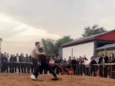 人称屁股哥徐小龙大战毛洋洋方山网红桥老百姓摔跤基地现场人山人海热血澎湃一定要看到最后有意外惊喜#摔跤 #上热搜 #助手抖音 #振兴中华🥋 #徐小龙🥋