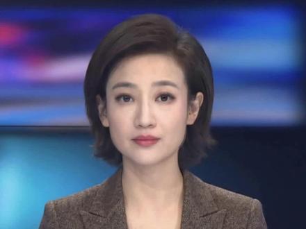 异国漂泊28年女子回国认亲 3月13日,江西南昌,被荷兰夫妇收养的洪杨丽回国与亲生家人团聚。其生母含泪澄清:洪杨丽出生仅两天,便被重男轻女的爷爷偷偷送走,并非父母遗弃。父亲当年苦寻无果,多年误会终因团圆解开。洪杨丽2024年12月寻亲,2025年7月DNA比对成功,生父不计流言,隆重地接女儿回家。跨越国界的亲情,终在真相中圆满。#时间播报 (AI主播:李杨薇;剪辑:张广轩)