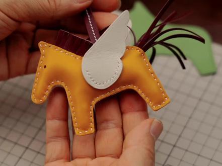 自己做一个小飞马小马挂件,聪明的我又省下2000块☺️#手工皮具 #手工皮具定制 #手工diy #小马