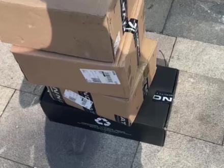 车队新发的装备到啦,当你加入到#美利达诺飞客中国车队 就会收到这些! 准备装好车开始台子有氧了。#开箱vlog #公路车手的日常 #公路自行车