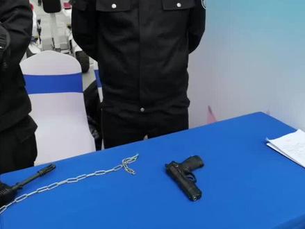 想玩警察的枪,结果警察看到我就把枪锁了 #警察节 #警营开放日 #杭州 #湖滨步行街 #枪械 #西湖