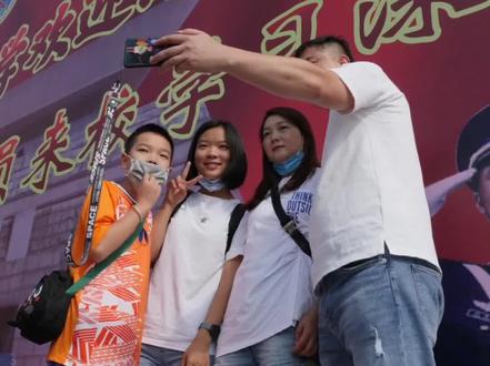 高考693分却放弃北大,那个复读考军校的云南女孩李盈有新消息了,点击观看李盈入校视频。#国防科技大学 #军校 (来源:人民日报)