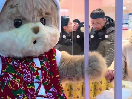 #暴暴熊 #动作这一块拿捏死死的😂 #玩偶熊 这是一条暴暴熊跌跌撞撞片段,虽然有点心疼但是小表情动作让我不得不想笑@暴暴熊BOOM BEAR.