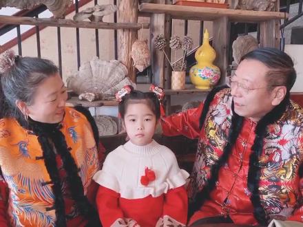 有一种爱叫隔辈亲,不过外孙女是正宗的两面派。#这什么玩意儿 #一点毛病没有 @老把头和老解