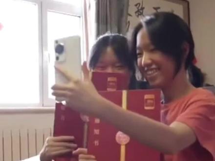 双胞胎姐妹考入国防科技大学,激动地给军人爸爸视频报喜
