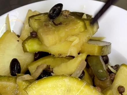 小时候的冬天农村老家,家家户户都做豆豉萝卜咸菜,你吃过吗?给大家出一个完整的豆豉萝卜咸菜的腌制过程,路过别忘了点赞!@DOU+小助手 #美食 #抖音美食推荐官 #豆豉萝卜咸菜 #小时候的味道 #新农人计划2022