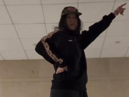 我也来玩AI编舞!豆包老师遇到了职业生涯中最事儿的学生#身高2米 #豆包 #编舞 #AI编舞