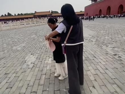 摄影师引导 带娃逛故宫跟拍📷 每一张都温暖 治愈,特别幸福。
在故宫里留住一家人珍贵时光
喜欢的保持收藏~
#和故宫合影 #故宫跟拍 #故宫约拍 #故宫游玩攻略 #故宫红墙黄瓦
