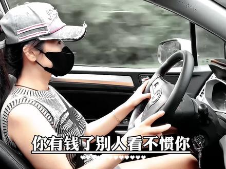 卖棺材的盼着死人,卖药的盼着病人,卖伞的盼着天下雨,修车的盼着你天天爆胎,只有小偷盼着你有钱。现在的生活变好了,但人性变得越来越坏了,你没钱了,别人瞧不起你,你有钱了,别人看不惯你,这个社会除了你的父母,没有人会关心你过得好不好,大多数人只会关心你摔的惨不惨,然后假装很开心的我跑过来打探一下你的悲惨故事,然后心满意足的离开,这就是现实,