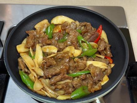 新年好呀,我又来更新焖菜了,今日是杏鲍菇焖牛肉#杏鲍菇焖牛肉 #懒人快手菜