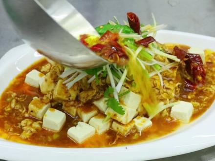 豆腐这样做,酱香浓郁,入口软嫩,粉丝先吃 #豆腐 #酱泼豆腐