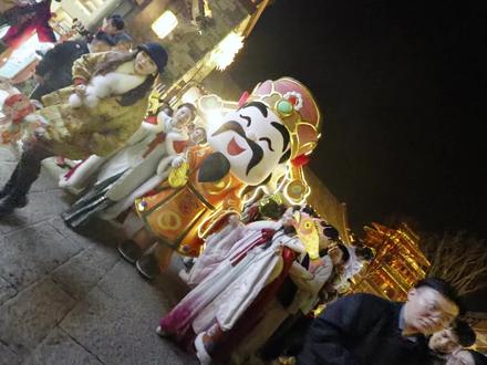 山东孔子脚下,有一个叫鲁源村的地方,在这儿的2天一夜,我感受到了一个很炙热的年#年的味道来了 #山东年味 #无人机秀 #烟花 #鲁源村的银丝古建美学