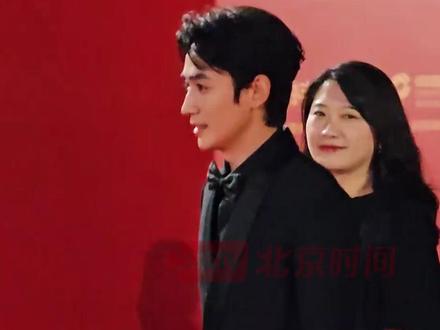 11月15日,厦门。第38届金鸡奖红毯上,朱一龙帅气亮相引发粉丝热烈欢呼。他凭借在《志愿军:存亡之战》中的出色表现再度提名最佳男主角,导演陈凯歌亲自称赞其贡献了最好表演。#朱一龙