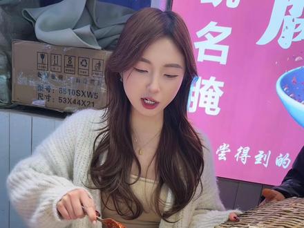 霉豆腐西施这把也是当上了#创作者中心 #创作灵感 #这手艺如今很少见了快失传了 #手工霉豆腐制作方法 #吃货请就位