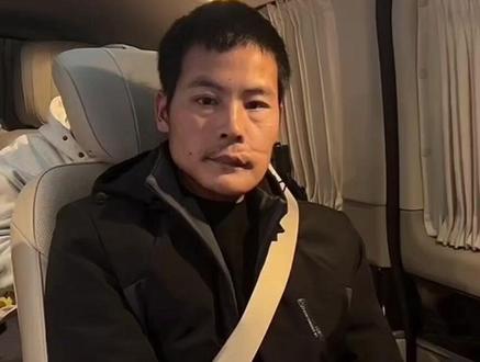 当主播磕到头,注意刀疤哥的表情。晕一会,晕一会就好了#刀疤哥 #毕节文旅