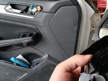 大众凌渡倒车镜开关拆装方法。直接翘出来,不用动门板。#大众凌渡 #汽车车主 #同城热门 #汽车维修