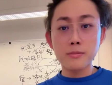 虫草是什么? 虫草是什么?烤蚕蛹+蘑菇罢了 #偏口鱼博士 #虫草 @偏口鱼博士