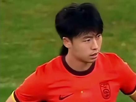 昨晚的熊猫杯,U22国足球员汪士钦主动申请红牌,浇灭了国足战胜乌兹别克斯坦的可能性,他的国足球员生涯大概率是结束了。汪士钦是重庆人,论了解重庆人,还的是我们四川,毕竟大家同宗同源。虽说云贵川渝是一家,但论亲疏远近还是有区别,四川和重庆是亲兄弟,和贵州是堂兄弟,和云南最多算表兄弟。汪士钦的性格特点,特别能代表相当一部分重庆男人,先说优点,正义很强,嫉恶如仇,性如烈火,玉可碎不改其白,竹可毁不改其节。所以,自古以来,巴出将,蜀出相。刚说的优点,其实反过来看就是缺点,说直白点就是,有些重庆男人,一辈子就是愣头青,头脑简单,四肢也不发达,想一出是一出,冲动是常态,脑子发热,容易被怂恿和挑动,也是常态,所以容易阴沟翻船,犯一些低级错误。#熊猫杯 #国足 #汪士钦