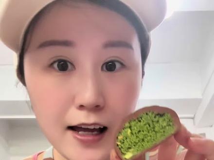 终于对迪拜软曲奇下手了,之前在韩国吃的太甜了,没有开心果味,果然还是自己做的最好吃,配方还在不断调整中,最近会随机送试吃哟!哈哈哈哈!#vlog我的日常生活 #烘焙人的日常 #迪拜软曲奇 #纯手工制作美食