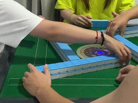 保定八张麻将
扣八一条龙🐲 小心脏受不了
1⃣️3⃣️5⃣️6⃣️7⃣️8⃣️条 4⃣️7⃣️饼
这牌扣下去就是龙架子的牌
#麻将治百病 #麻将麻将抖起来 #小麻将解心宽 #搓麻将 #小麻将