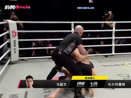 百年难得一见,中国小伙怒锁裁判,腿都要掰断了,众人冲上台拉开 #搏击 #散打王 #格斗